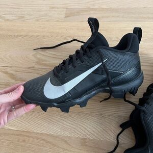 Nike Black and Silver Sports Cleats
Size 7 WIDE